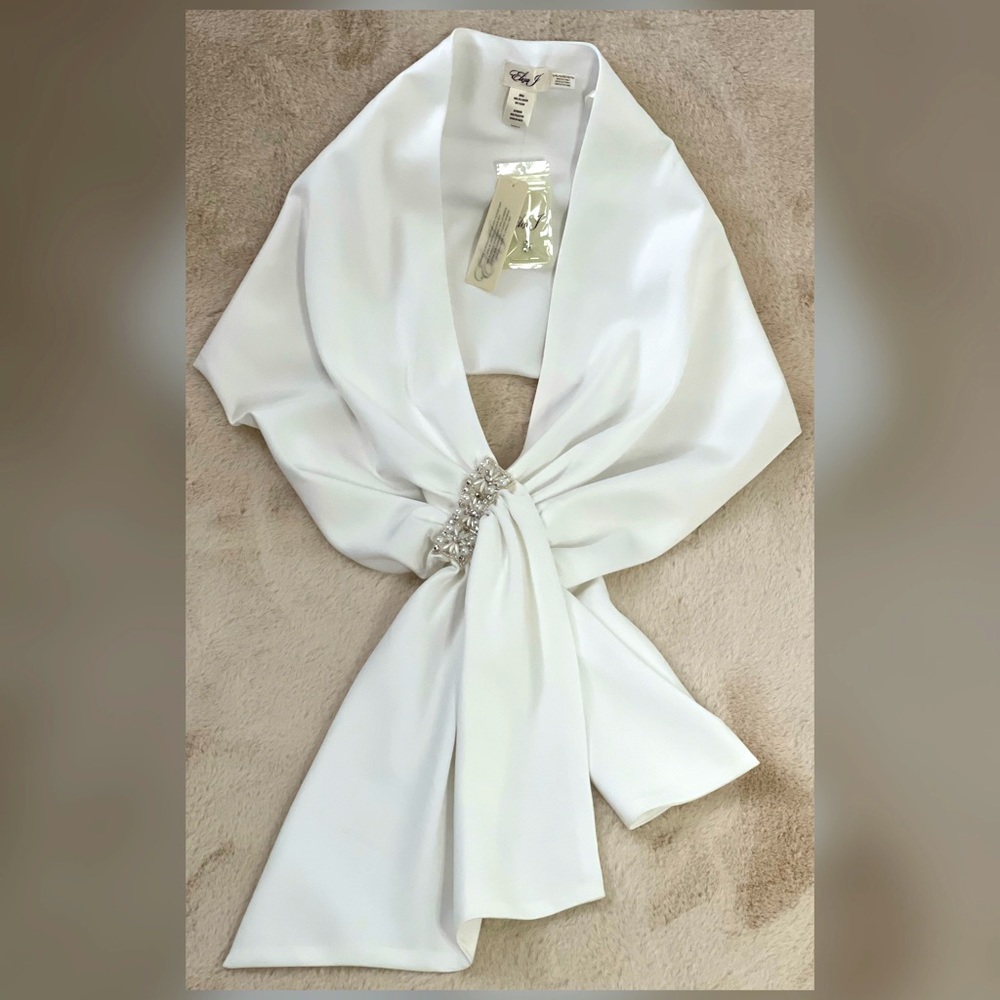 🆕 Elegant white shawl.